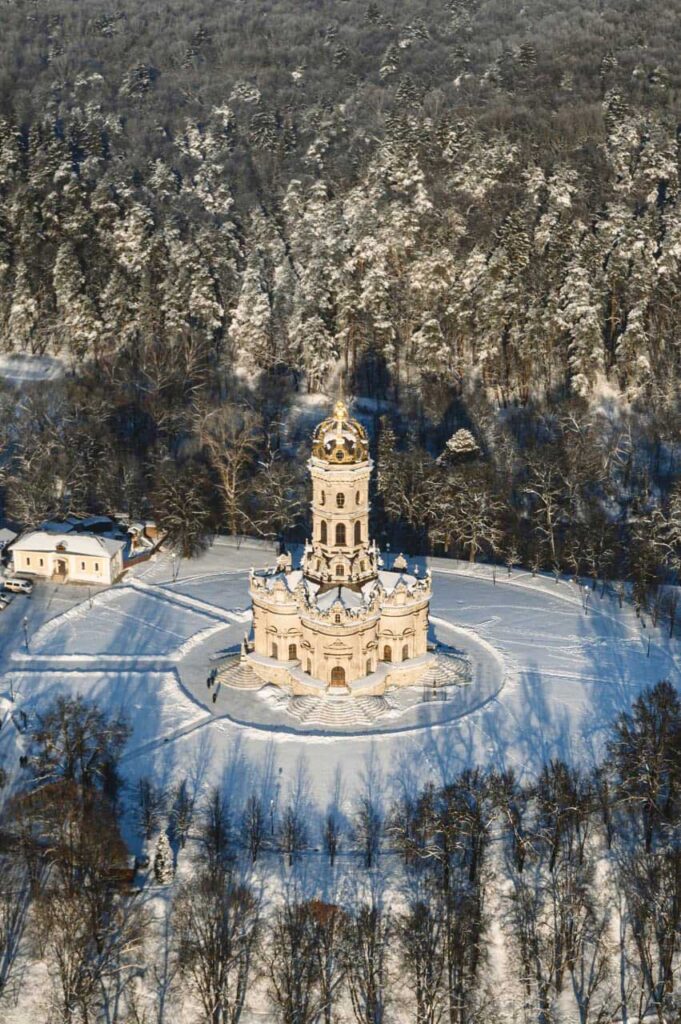 Храм Знамения в Дубровицах зимой