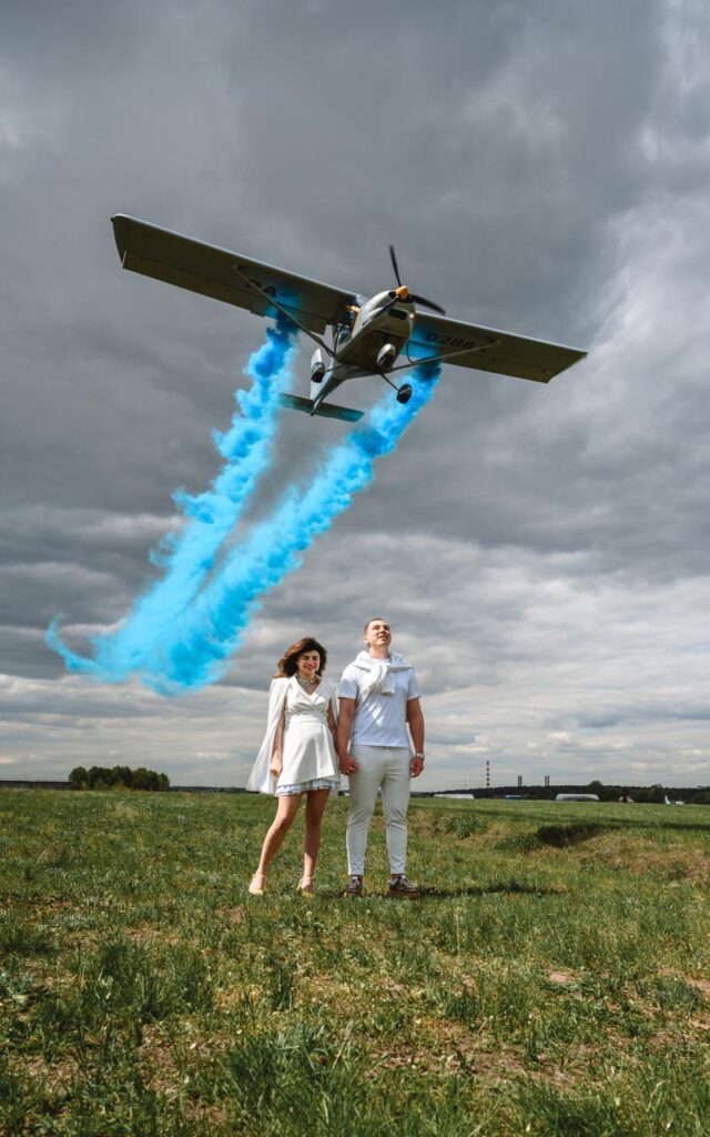 Гендер-пати с двумя дымами синими с самолета