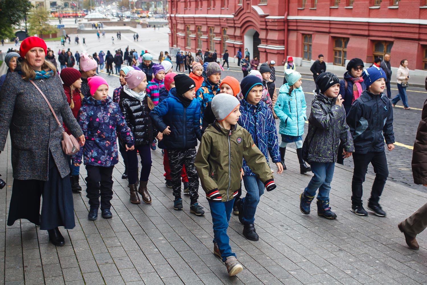 Дети на Красной площади на экскурсии от компании "Captour"