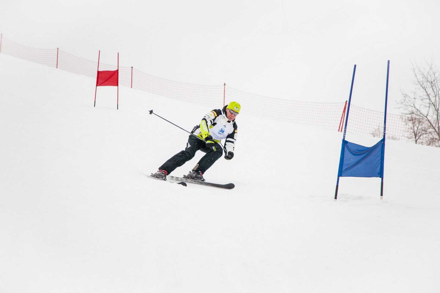 Лыжник едет со склона в Целеево