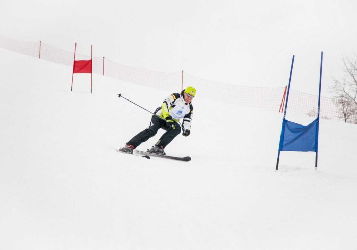 Лыжник едет со склона в Целеево