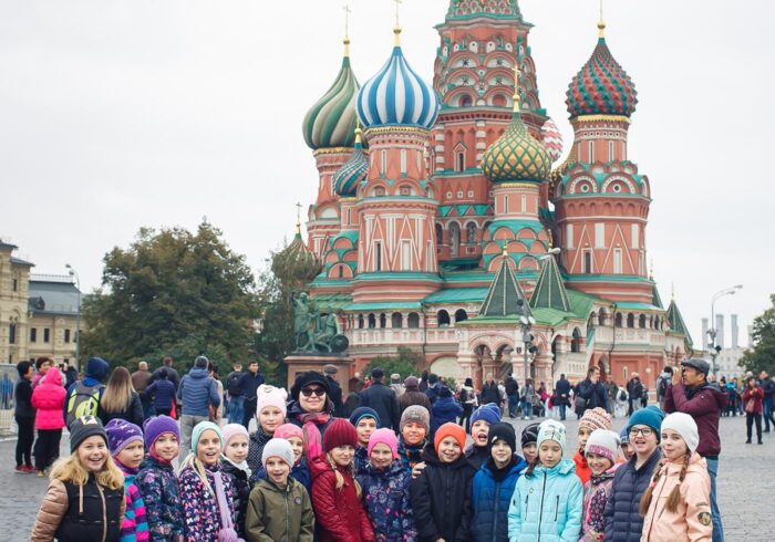 Фотография школьников на фоне Собора Василия Блаженного на экскурсии от Экскурсионного бюро "Captour"