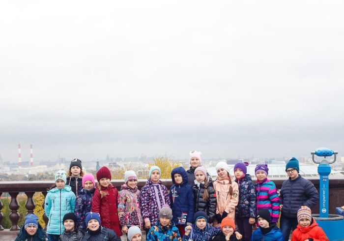 Групповое фото школьников на экскурсии "Посвящение в москвичи" от Экскурсионного бюро "Captour"