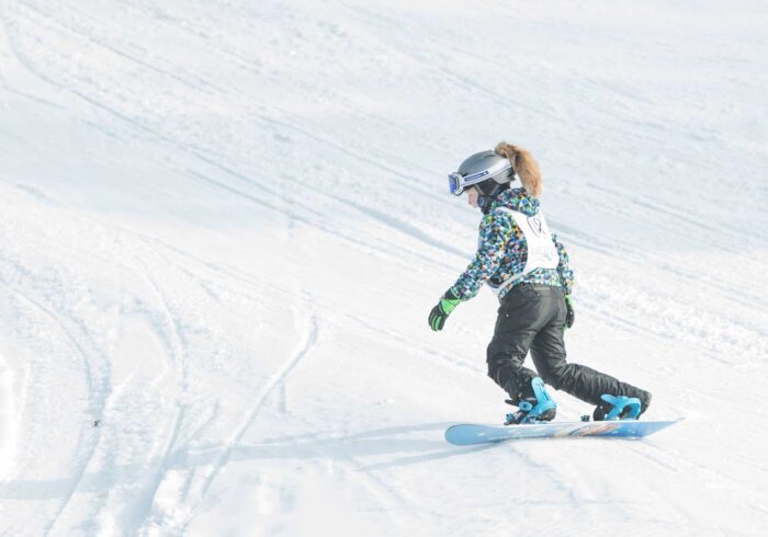 Сноубордист едет со склона в Целеево