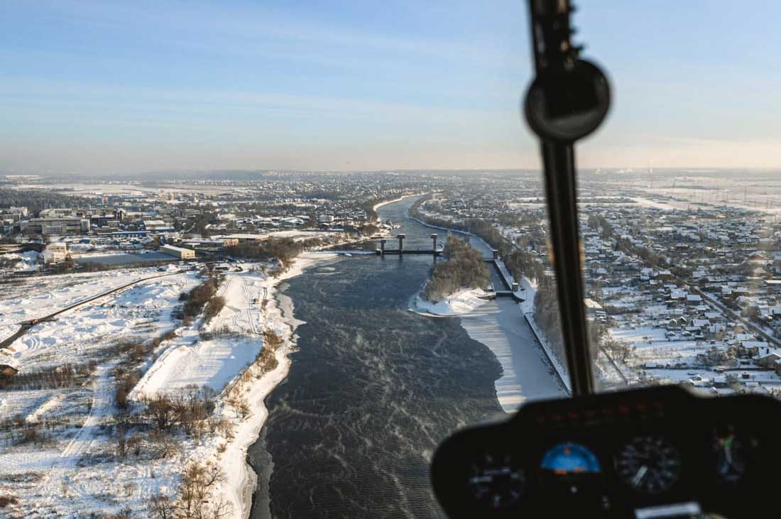 Замерзшая река из вертолета с высоты