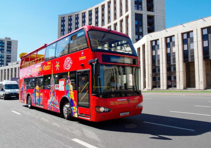 Двухэтажный красный автобус в Москве на экскурсии
