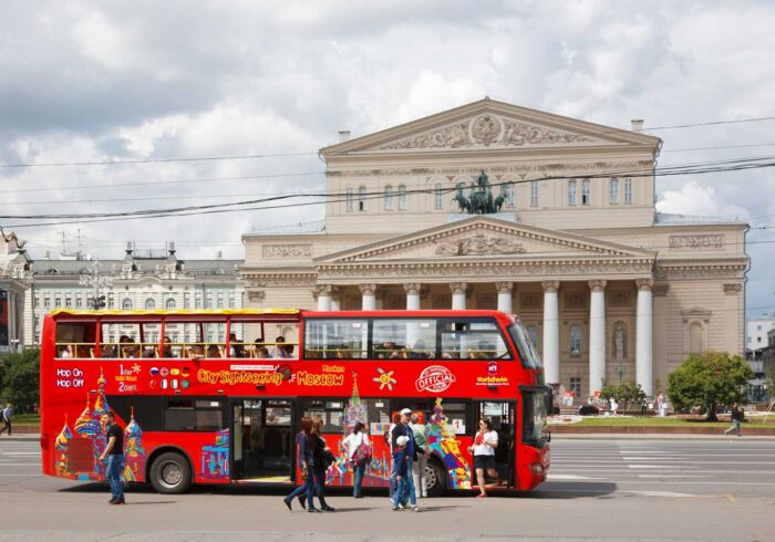 Двухэтажный автобус на фоне Большого театра