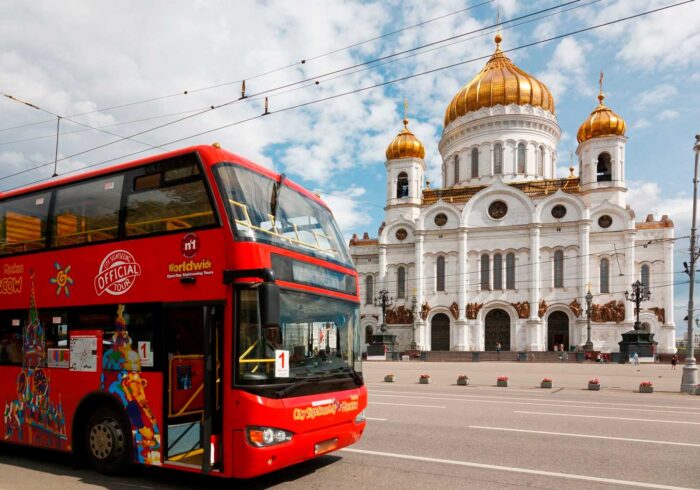 Автобус на фоне Храма в Москве