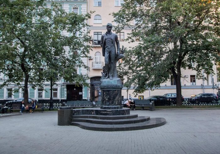 Памятник Есенину на экскурсии "Есенин и Москва" от Экскурсионного бюро "Captour"