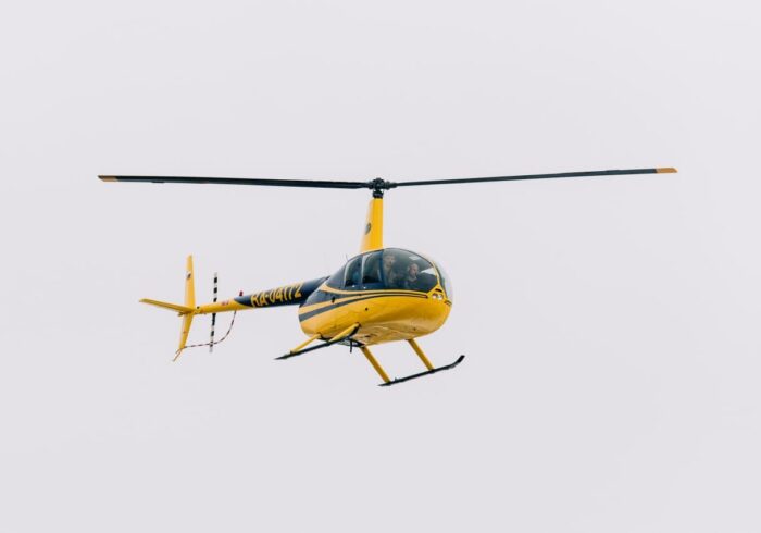 Вертолёт Robinson R44 в небе от компании "Captour"