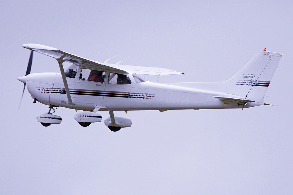 Белый самолет Cessna 172 в полете
