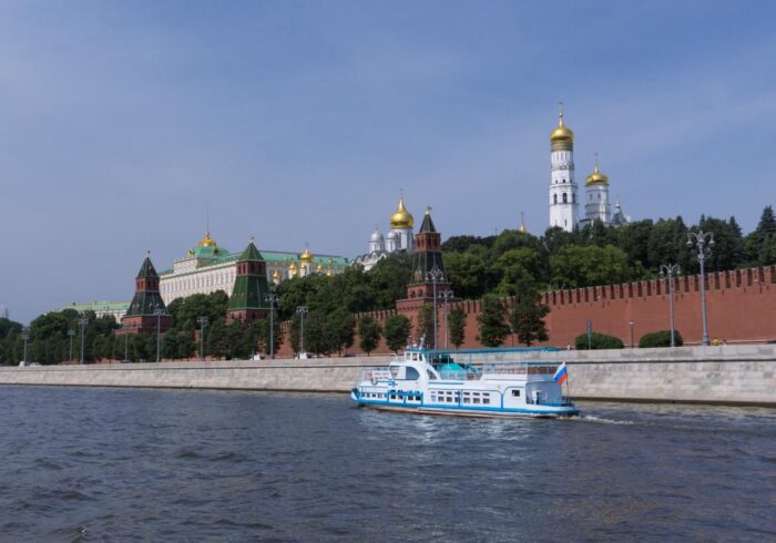 Теплоход на фоне Кремля на туре от Экскурсионного бюро "Captour"