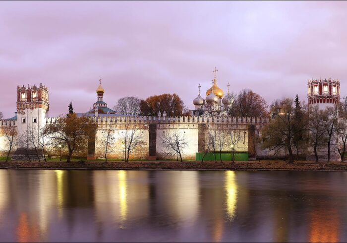 Фото Новодевичьего монастыря с берега на экскурсии