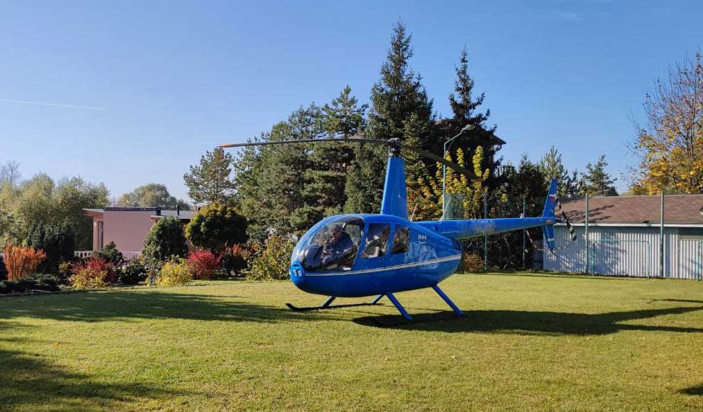 Голубой вертолет Robinson R44 перед полётом от компании "Captour"