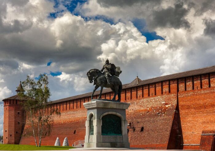 Памятник Дмитрию Донскому около Коломенского на экскурсии от Экскурсионного бюро "Captour"