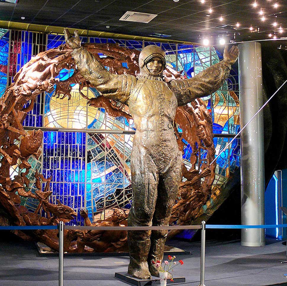 Monument to the cosmonaut in the Museum of Cosmonautics