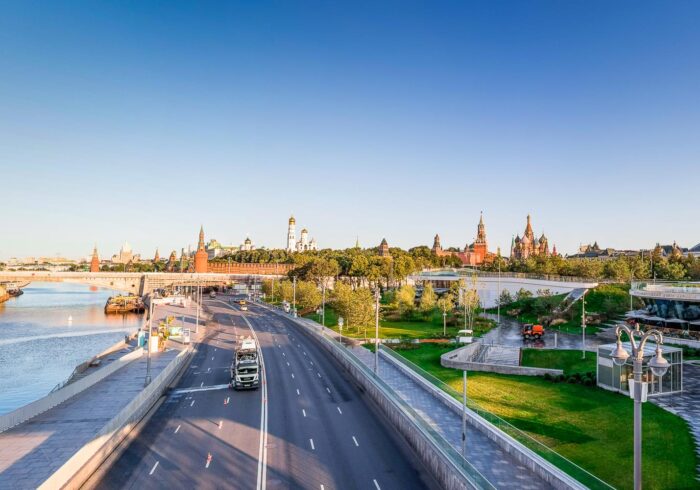 Парк Зарядье на пешеходной экскурсии по Москве от Экскурсионного бюро "Captour"