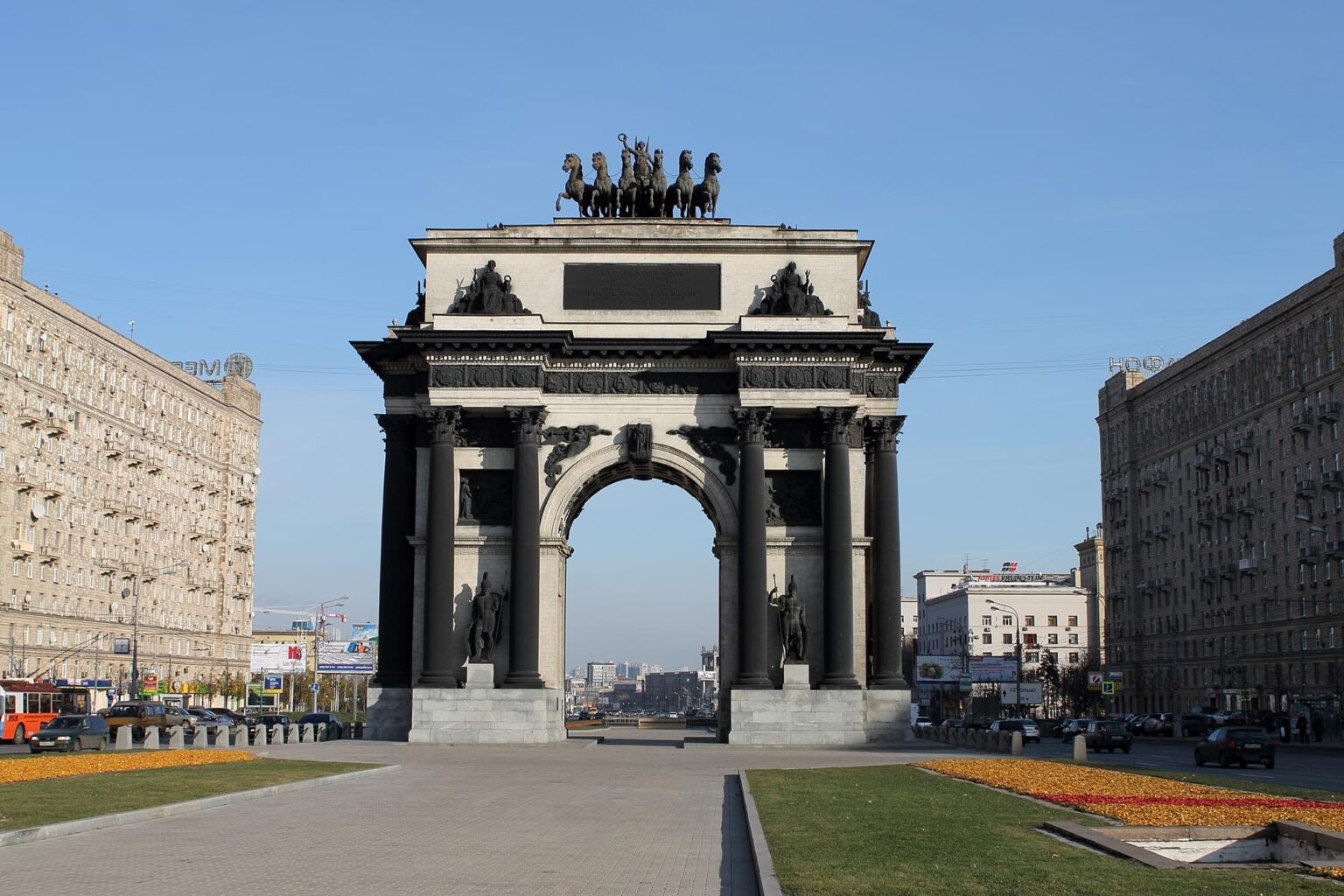 Триумфальные ворота Москвы на экскурсии по парку Победы от Экскурсионного бюро "Captour"
