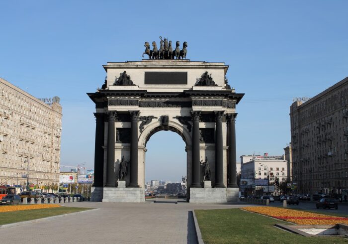 Триумфальные ворота Москвы на экскурсии по парку Победы от Экскурсионного бюро "Captour"