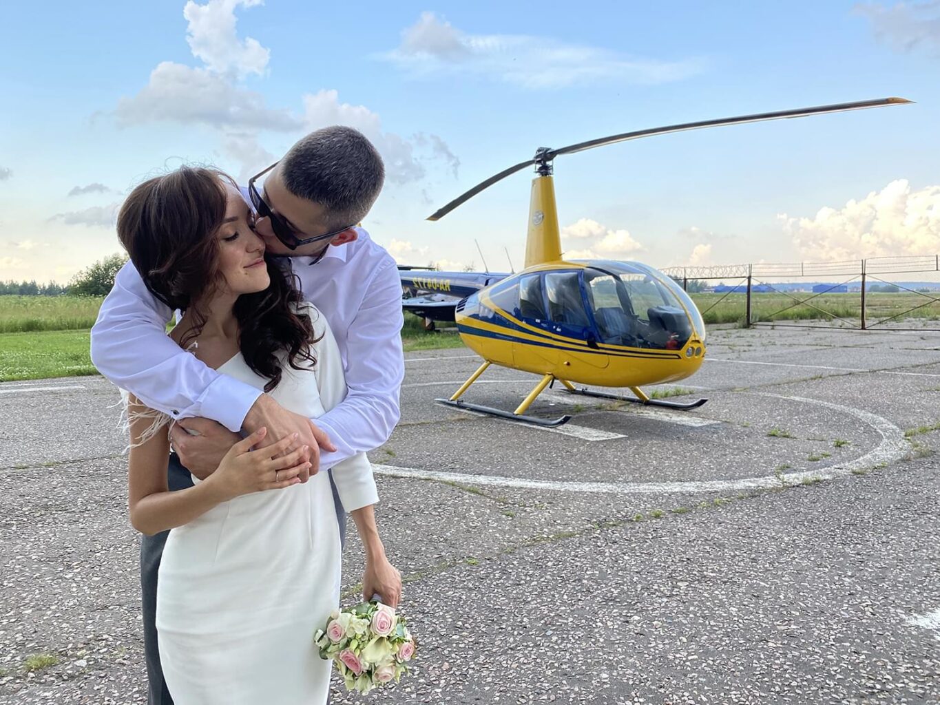 Фотосессия после помолвки на фоне вертолета от компании "Captour"