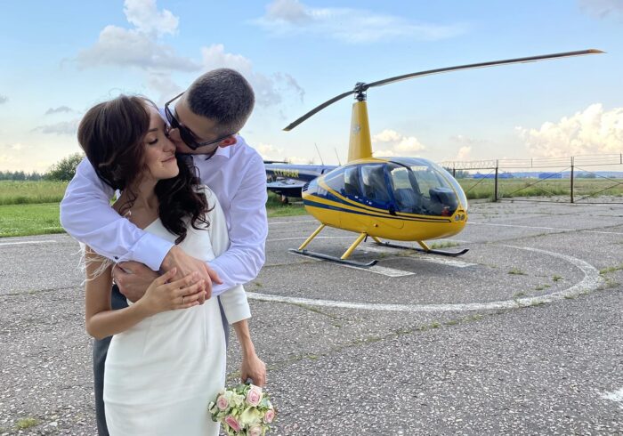 Фотосессия после помолвки на фоне вертолета от компании "Captour"