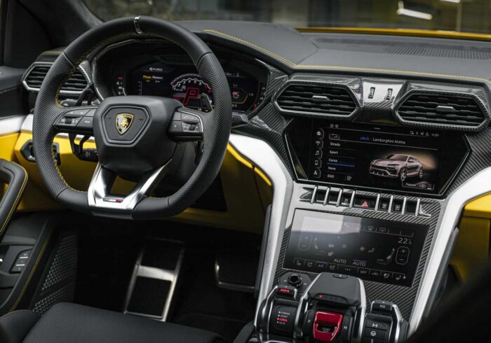 Салон желтого Lamborghini Urus