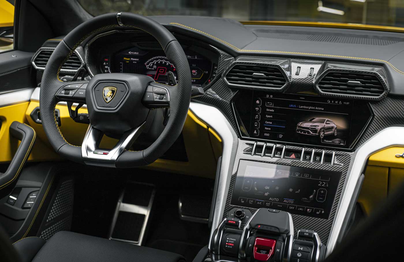 Салон желтого Lamborghini Urus 