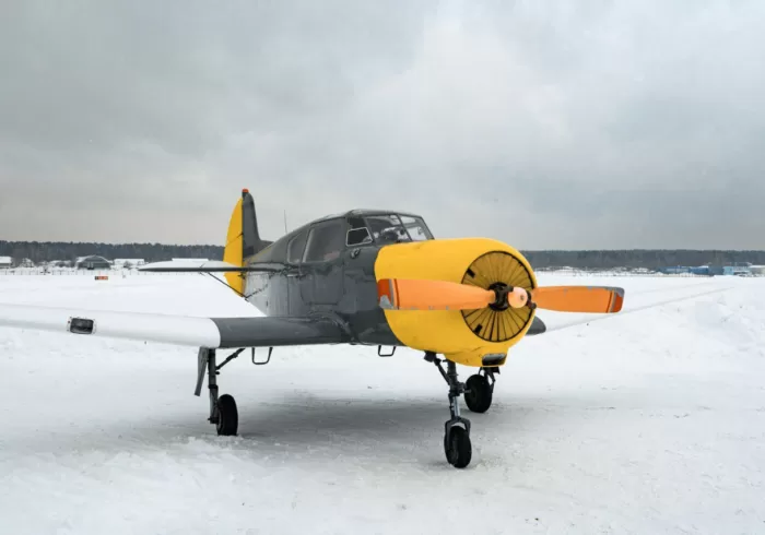 Самолёт Яковлев зимой готовится к взлёту