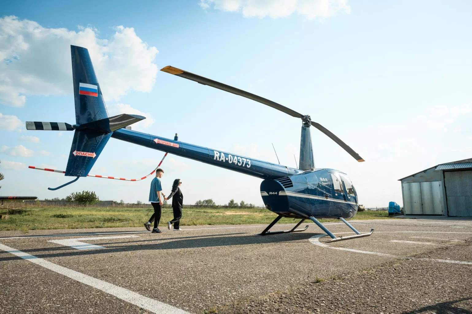 Фото синего вертолёта Robinson R44