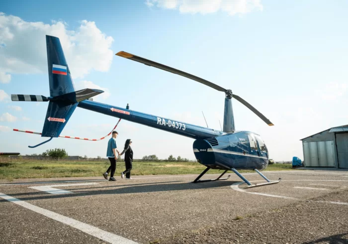 Фото синего вертолёта Robinson R44