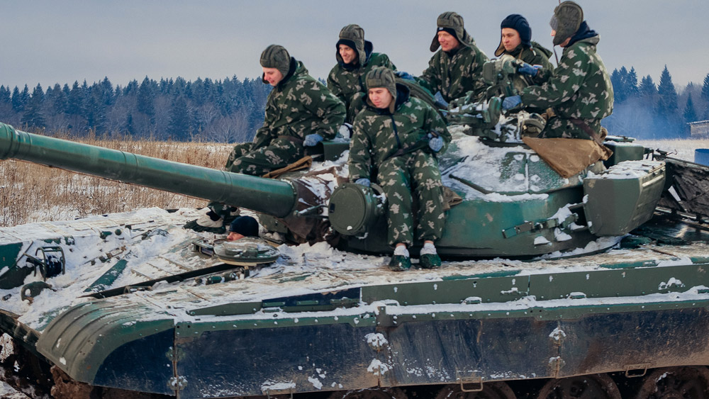 Гости едут на танке Т-72