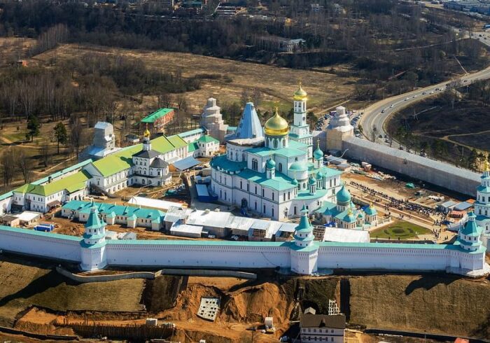 Воскресенский Новоиерусалимский монастырь с высоты во время полета на самолете от компании "Captour"