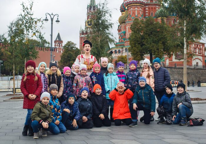 Групповое фото детей на фоне Храма Василия Блаженного с экскурсии