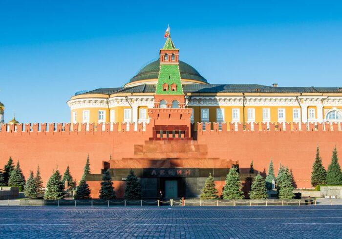 Мавзолей Ленина на пешеходной экскурсии для иностранцев от Экскурсионного бюро "Captour"