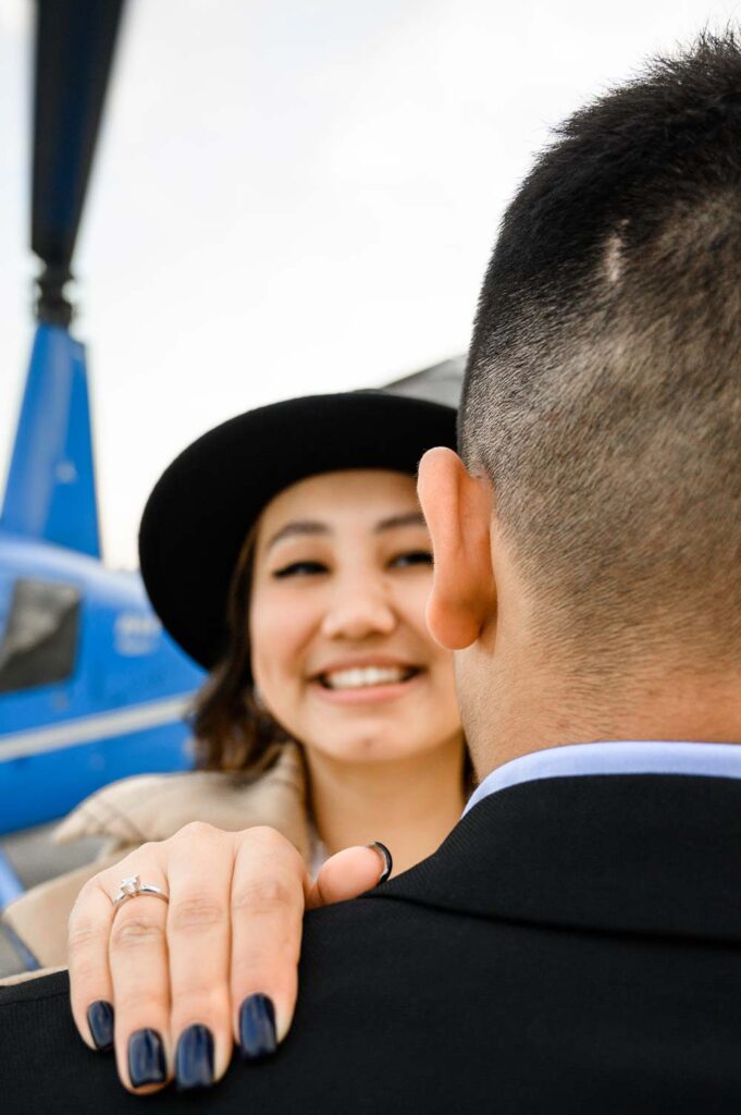 Пара после романтического полета на вертолете от компании "Captour"