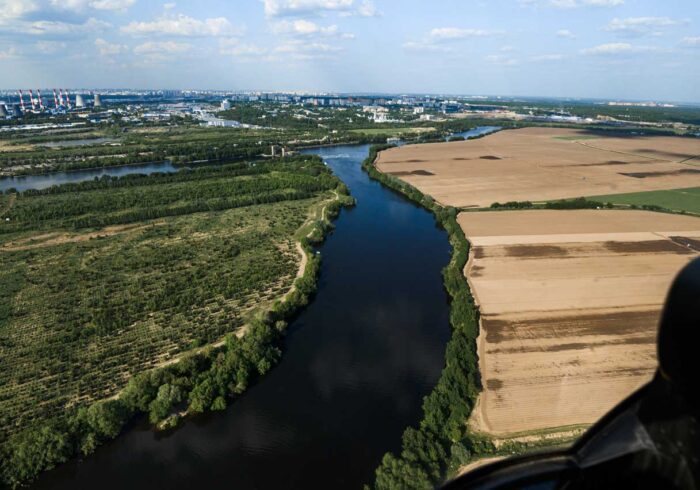 Вертолет летит над Москвой-рекой