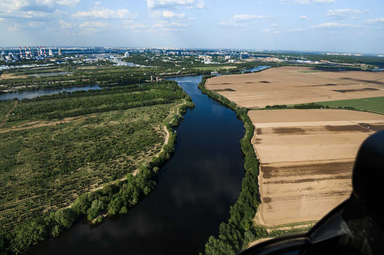 Вертолет летит над Москвой-рекой