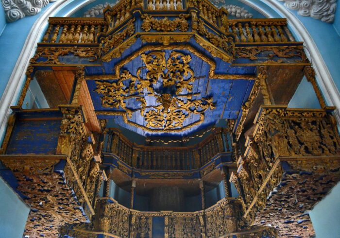 Внутри Храма Знамения Богородицы на вертолетном туре от Экскурсионного бюро "Captour"
