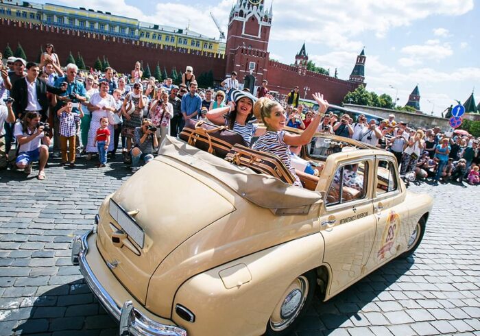Ретро-авто с девушками на Красной площади