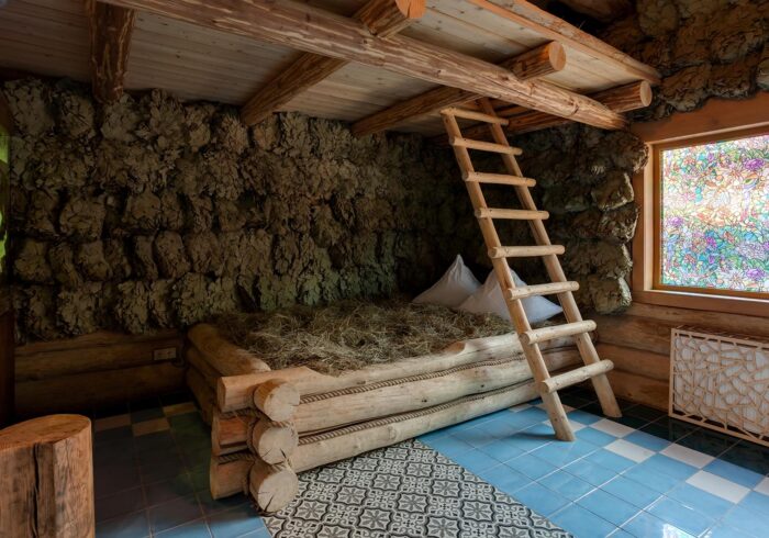 Кровать из сена в Андреевских банях