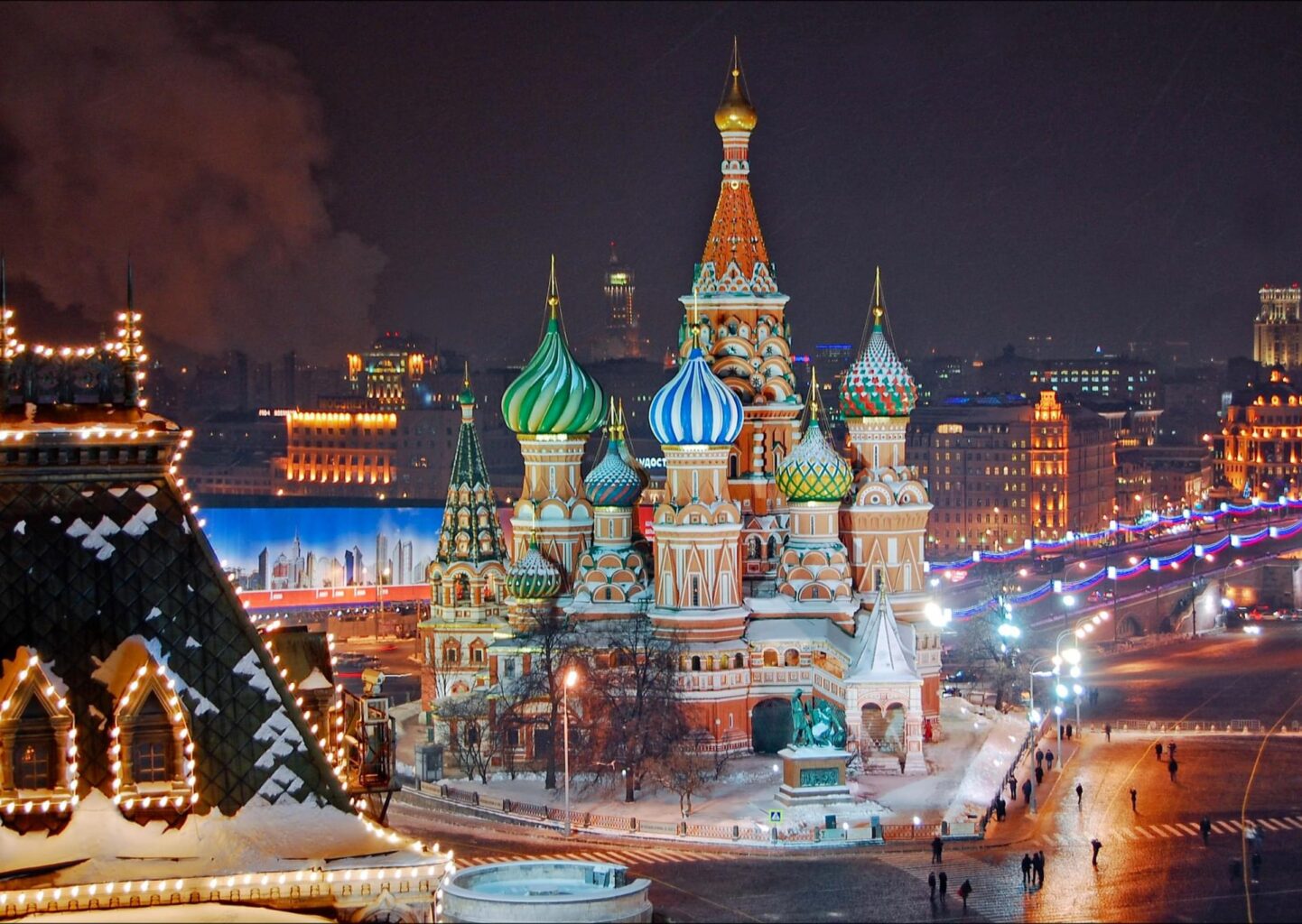 Собор Василия Блаженного в Новый год вечером на новогодней экскурсии