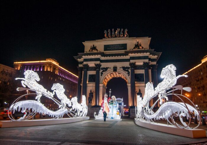 Триумфальные ворота, украшенные к Новому году