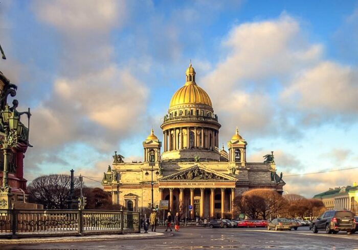 Площадь перед Исаакиевским собором в Петербурге на экскурсии от компании "Captour"