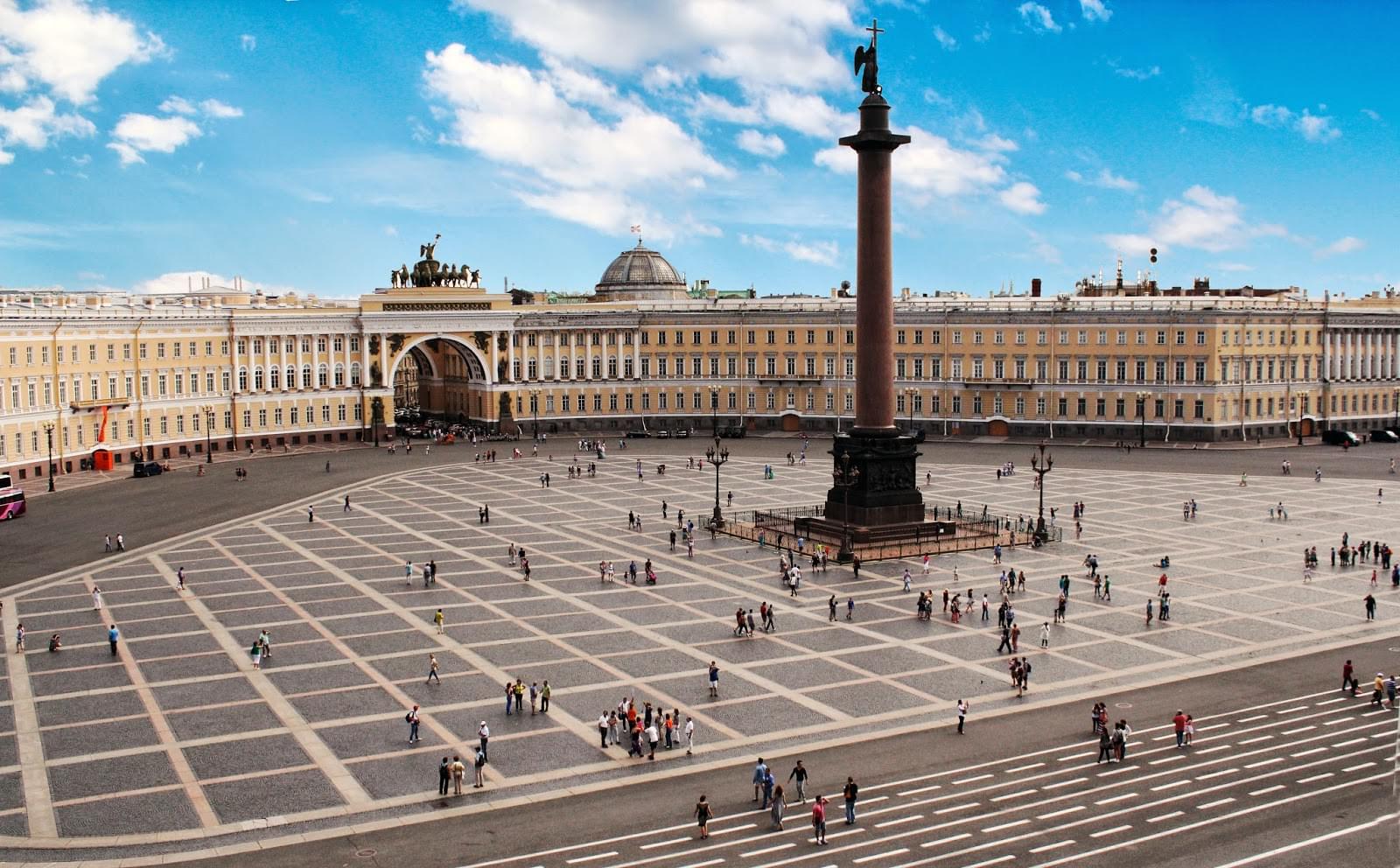 Александрийская колонна на Дворцовой площади в Санкт-Петербурге