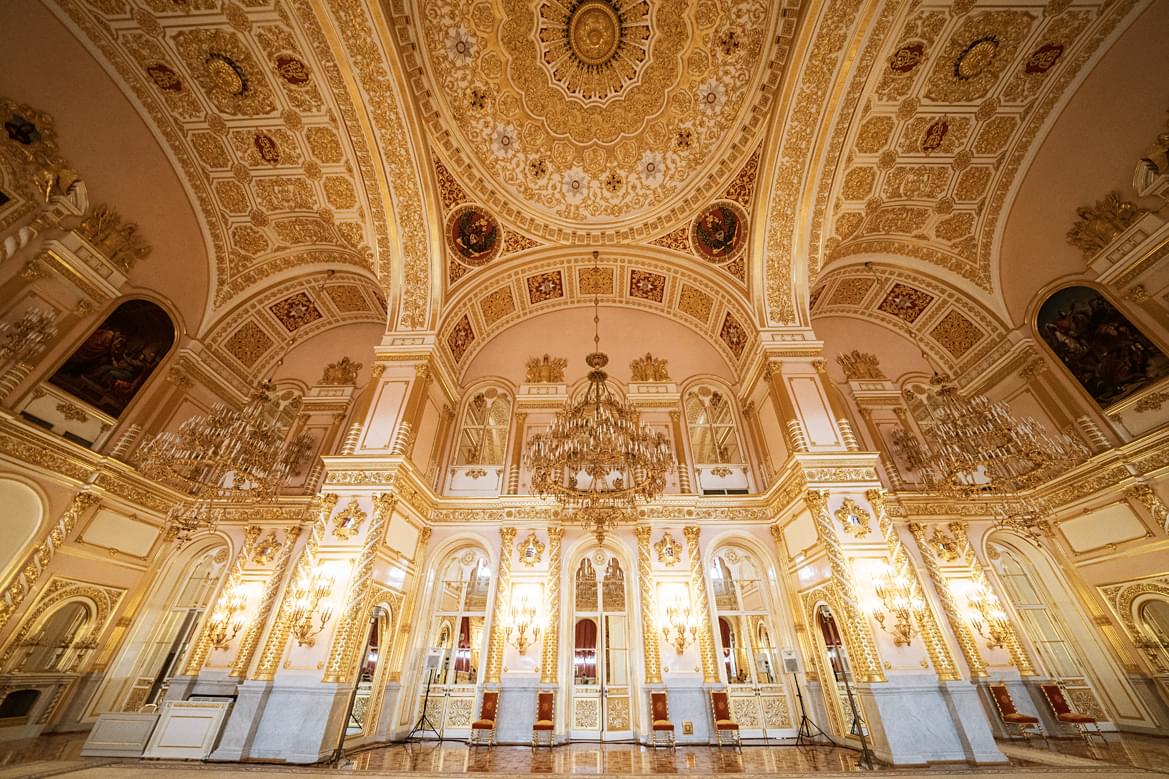 Владимирский зал Большого Кремлевского дворца на экскурсии от Экскурсионного бюро "Captour"