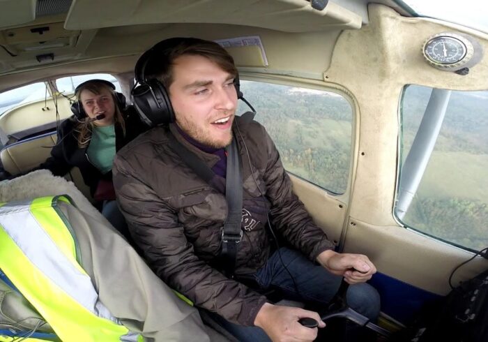 Пассажир управляет самолетом Cessna 172 от компании "Captour"