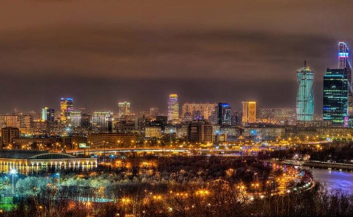Панорама ночной Москвы при полете на самолете после заката от компании "Captour"