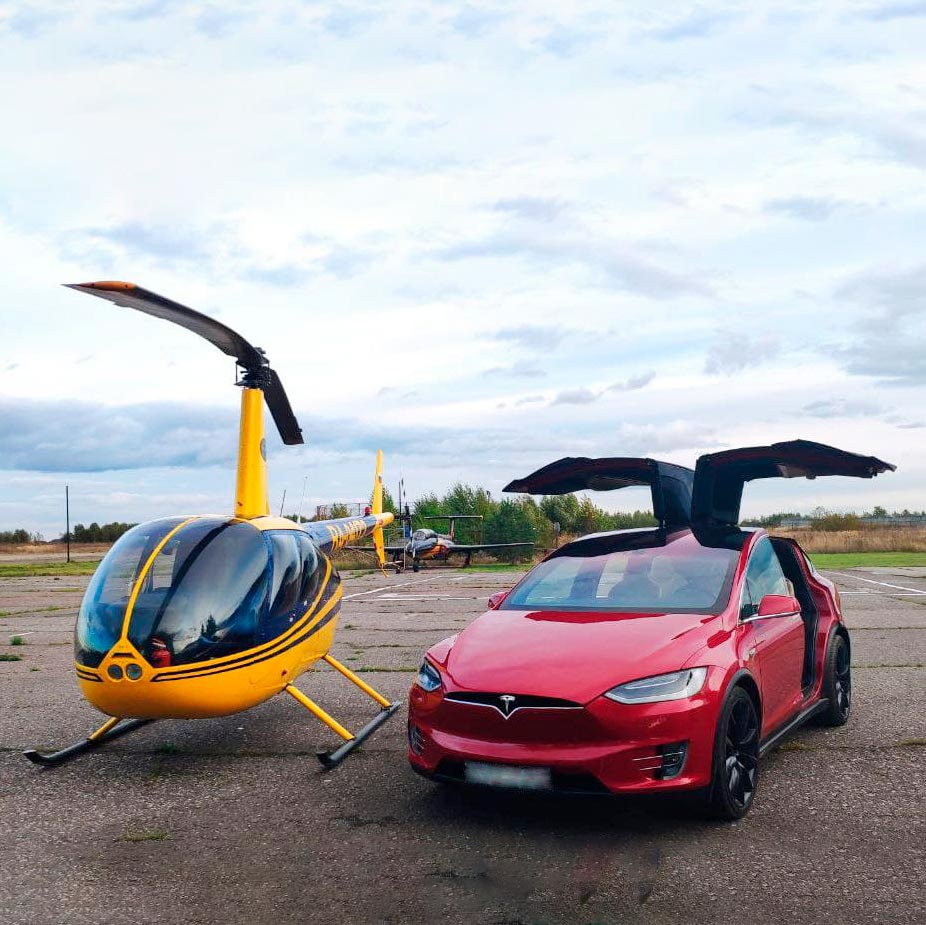 Tesla X с желтым Robinson R44