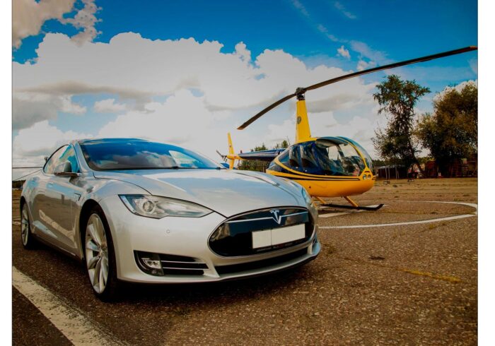 Тест-драйв автомобиля Tesla и пилотирование вертолете robinson R44 от компании "Captour"