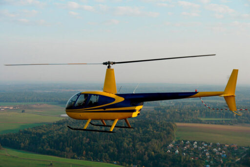 Вертолет Robinson R44 в полете от компании "Captour"